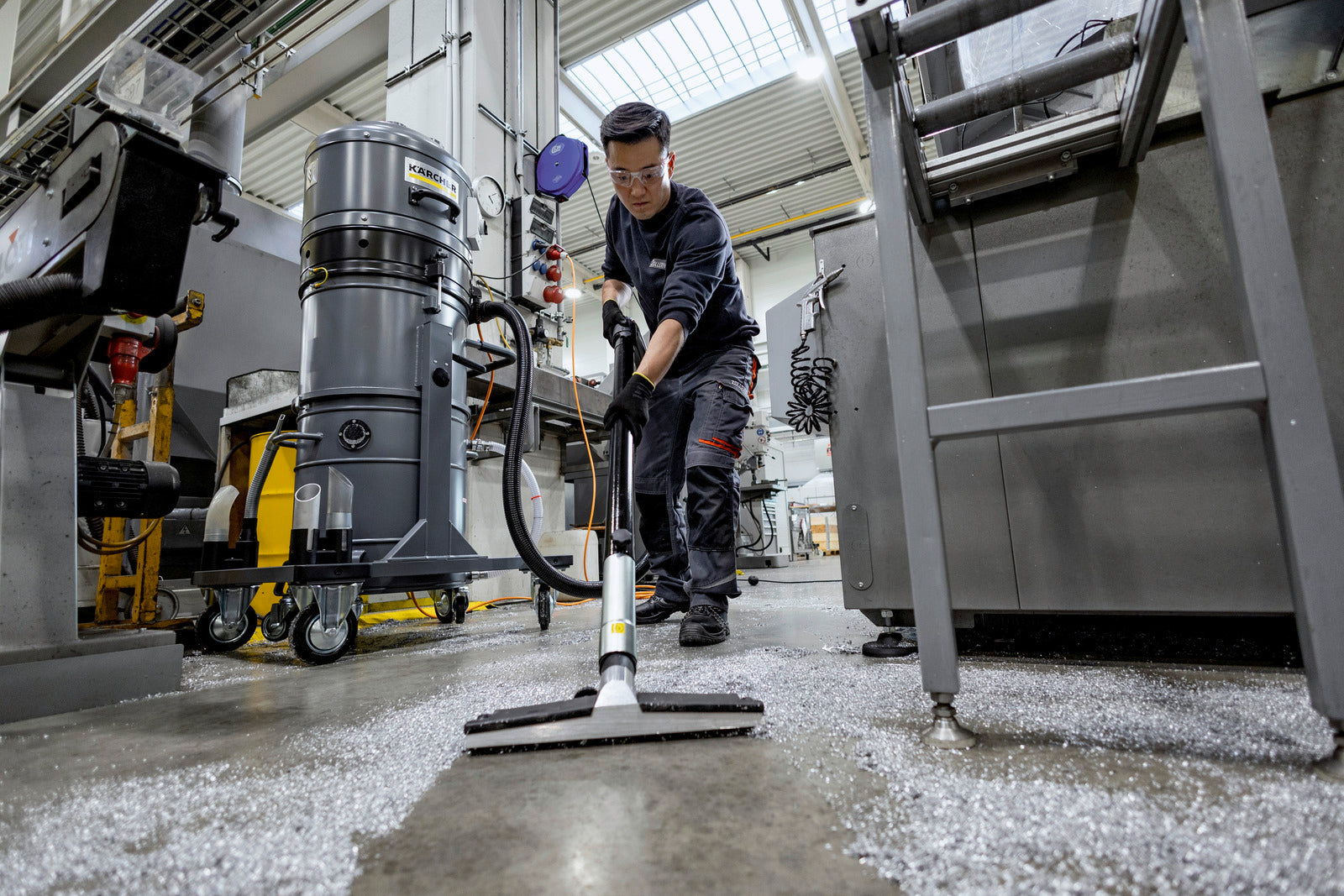 Karcher IVR-L 100/30 Sc Liquid and Swarf Vacuum Cleaner - 9.986-064.0