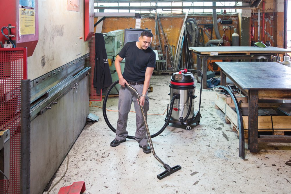 Operator using the LSU375 heavy-duty wet vacuum cleaner for site cleanup and floor extraction