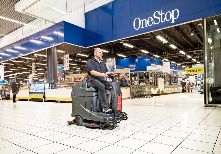 Ride On Battery Scrubber Dryer Viper AS530R