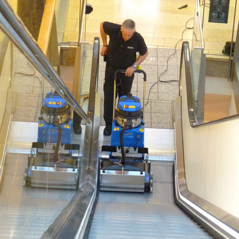 Professional 550 Escalator &amp; Travelator Cleaning Machine Duplex