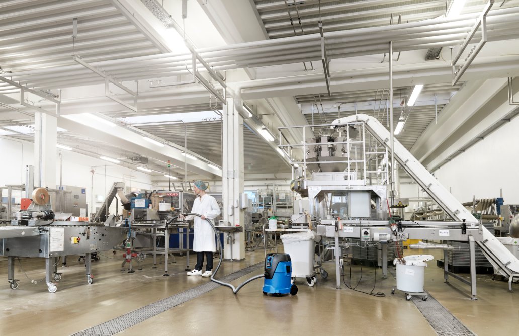 Nilfisk AERO 26-21 wet and dry vacuum cleaning large commercial warehouse