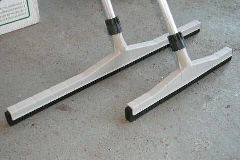 Comparison of 75 cm and 45 cm professional floor squeegees for industrial and commercial use