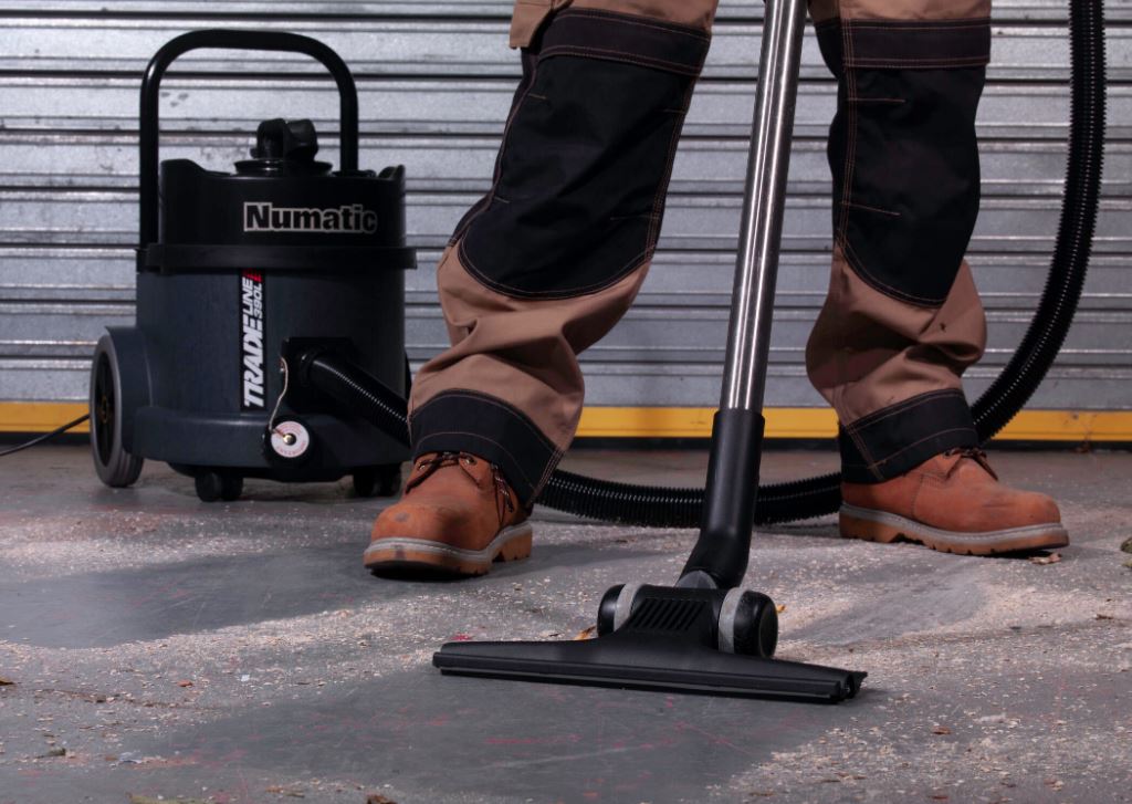 Demonstration of the TEL390S L Class Dust Dry Vacuum Cleaner